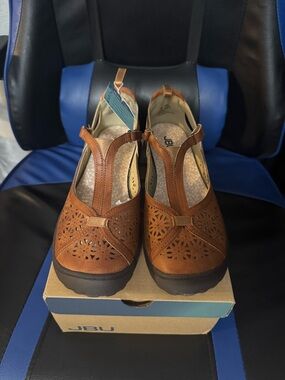 JBU Girls Brown Daffodil Sneaker - Sandal
⭐️Free Surprise Gift with Purchase⭐️